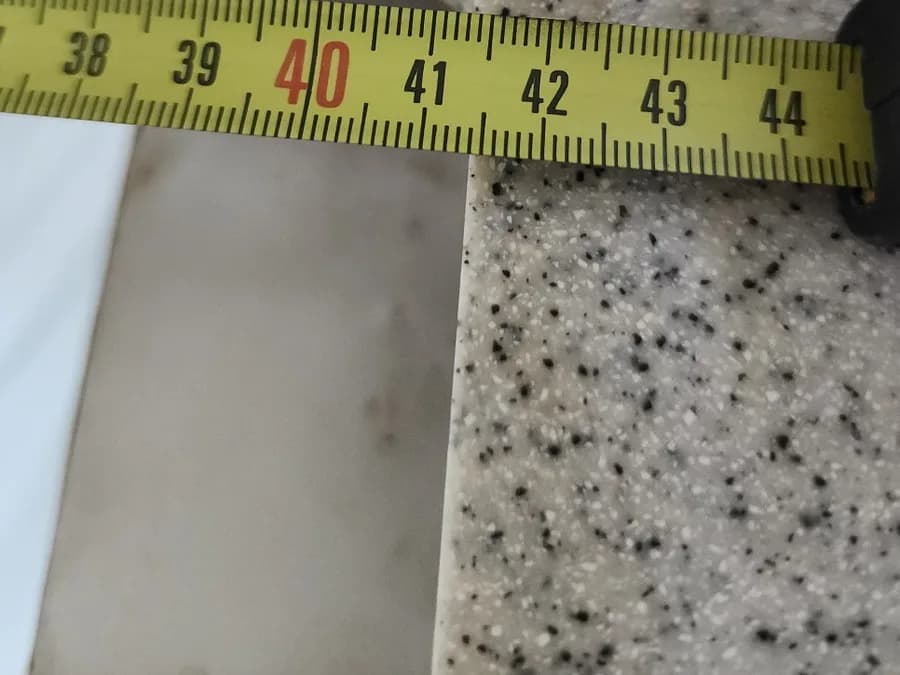 상판 타공 치수를 재는 모습