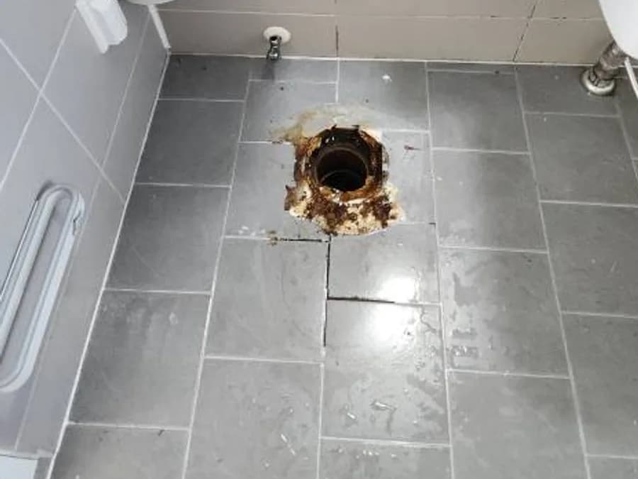 변기를 떼어낸 바닥