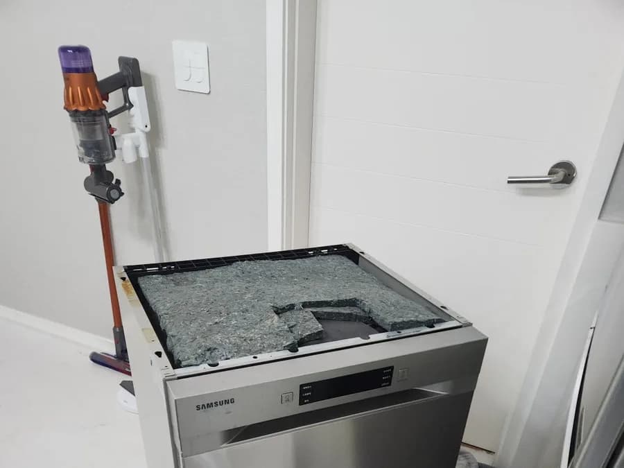 설치 전 현장에 놓여 있는 식기세척기