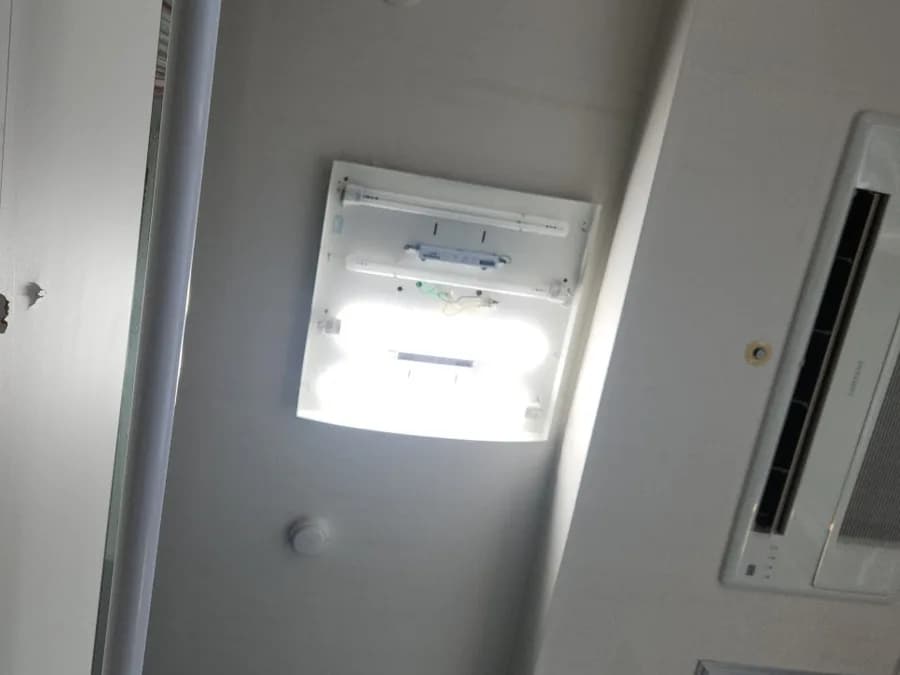 교체를 마치고 켠 조명