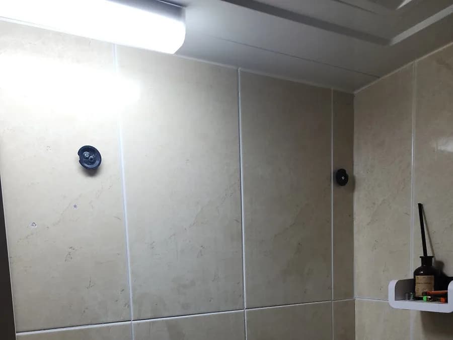 거울을 뗀 욕실 벽