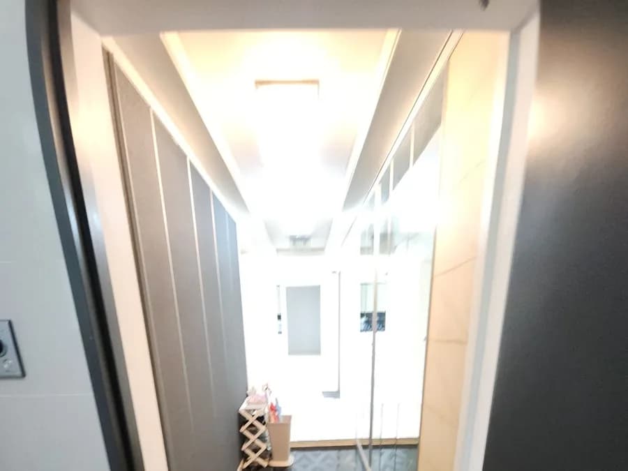 현관 안쪽 벽면