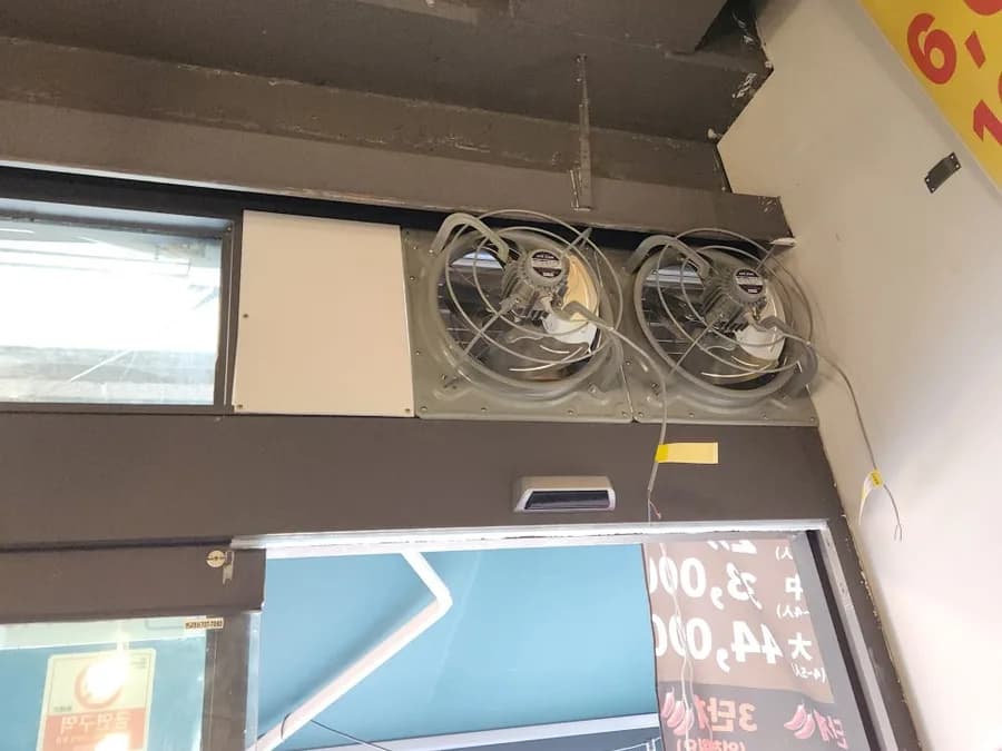 상가 창문에 설치한 환풍기 두 대