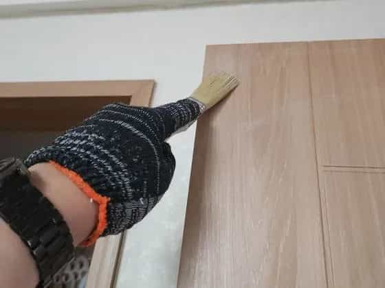 문짝 표면을 손질하는 모습