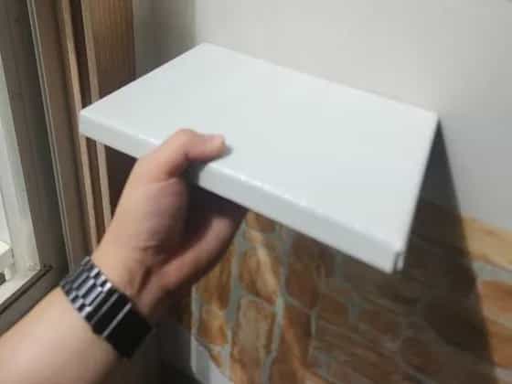 새로 짜서 들어 올린 선반